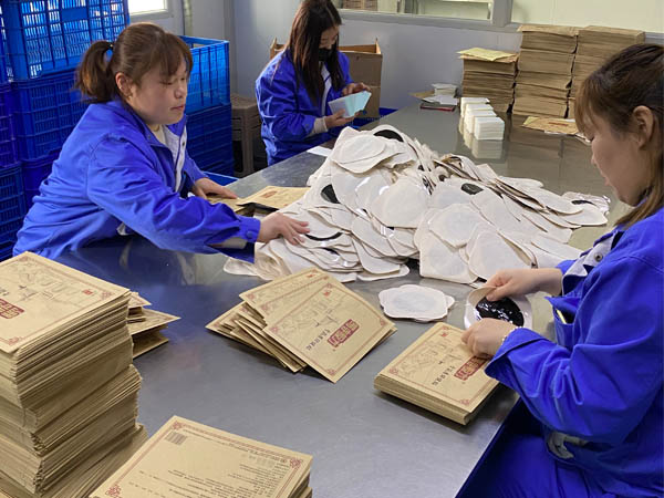 膏貼代加工外用貼劑市場(chǎng)好做嗎？膏藥加工生產(chǎn)廠家分析幾點(diǎn)
